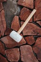 renovación de un porche de una casa con acabado de piedra natural: baldosas en bruto de piedra rota