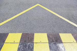 señal de prohibición sobre asfalto foto