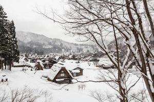 pueblo de shirakawago con nieve caída en temporada de invierno foto