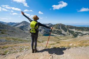 Viajero joven con mochila en las montañas foto