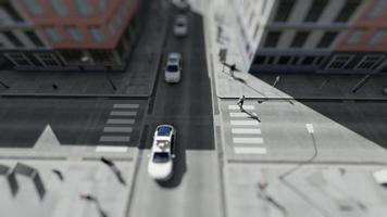 ein Konvoi von Feuerwehrautos und Polizeiautos in der Großstadt mit Tilt-Shift-Effekt video