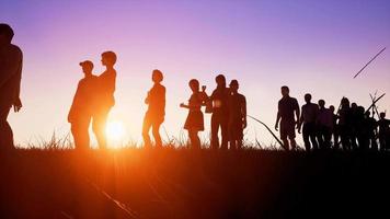 una fila di persone con un bellissimo tramonto sullo sfondo video