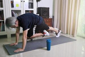 hombre asiático entrenamiento foto