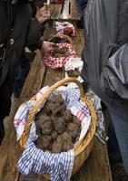 Mercado tradicional de trufas negras en Lalbenque, Francia foto