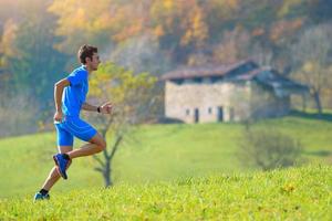 correr hacia la naturaleza en las montañas un hombre atleta foto