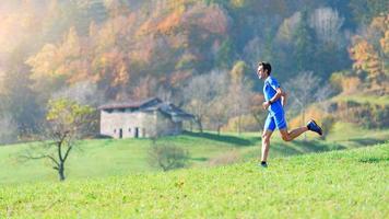 correr hacia la naturaleza en las montañas un hombre atleta foto