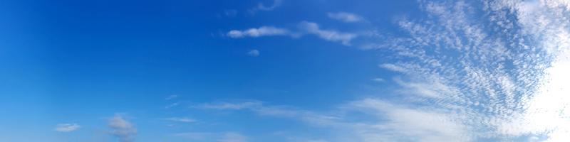 panorama del cielo con hermosas nubes en un día soleado. foto