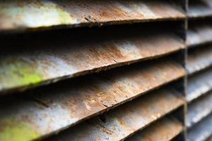 Close-up de pared de celosía de metal oxidado