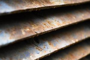 Close-up de pared de celosía de metal oxidado