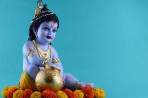 Dios hindú Krishna sobre fondo azul. foto