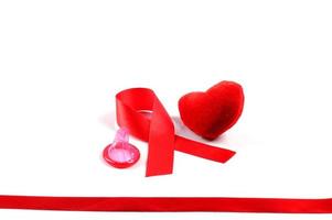 SIDA cinta, condón y corazón sobre fondo blanco.