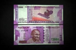 nueva moneda india de rs.2000 sobre fondo negro. publicado el 9 de noviembre de 2016.