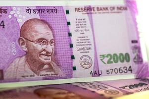 nueva moneda india de rs.2000 aislado sobre fondo blanco. publicado el 9 de noviembre de 2016.