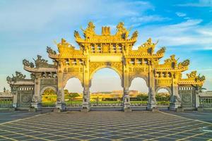 puerta principal del templo chihe en hsinchu, taiwán foto