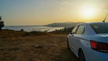 coche encontrando el amanecer foto