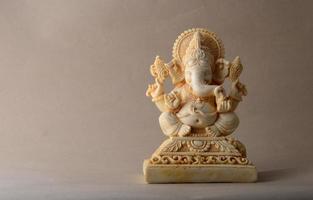 dios hindú ganesha. ídolo de ganesha en el fondo foto