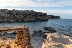 Hermosa cala d en baster en la isla de formentera en las islas baleares en españa foto