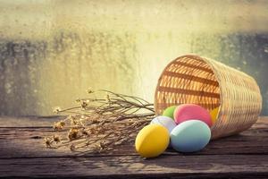 huevos de pascua en la canasta foto