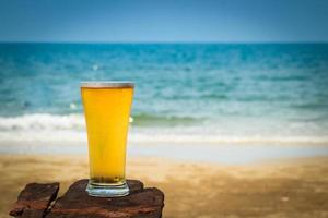 cerveza fría en la playa foto
