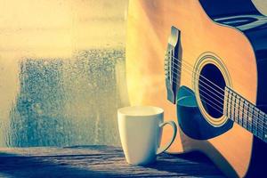 taza de café con guitarra acústica foto