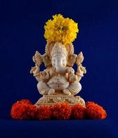 dios hindú ganesha. ídolo de ganesha sobre fondo azul foto