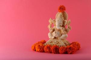 dios hindú ganesha. ídolo de ganesha sobre fondo rosa foto
