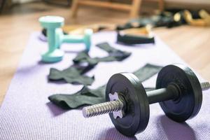 mancuernas en el ejercicio de entrenamiento en casa foto