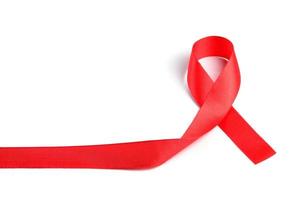 Cinta roja de concienciación sobre el sida sobre fondo blanco. foto