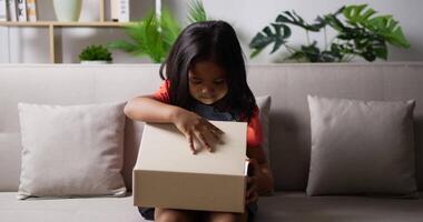 kleines Mädchen öffnet Geschenkbox video