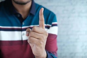 La mano del hombre se levantó y mostró el número uno. foto