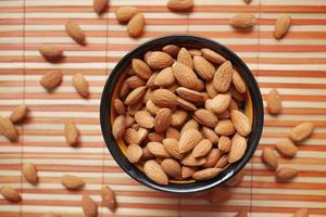 Cerca de nueces de almendra en un recipiente foto