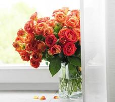 rosas rojas en un jarrón de vidrio foto