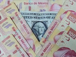 Economía y finanzas con dinero en dólares estadounidenses y mexicanos.