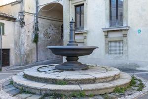 fuente colocada en la plaza del risorgimento en la ciudad de collescipoli foto