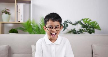 Aziatische jongen met een bril erg blij. video