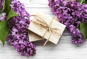 jabón natural y flores lilas foto