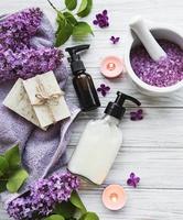 entorno de spa con flores lilas foto