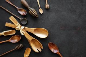cubiertos de madera utensilios de cocina foto