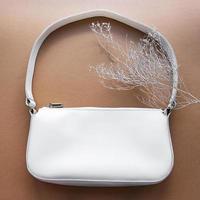 bolso de cuero blanco foto