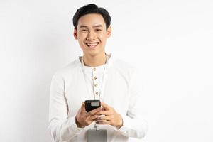 El empresario asiático está utilizando un teléfono inteligente sobre fondo blanco. foto