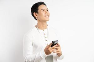 hombre de negocios asiático está usando su teléfono inteligente y mirando hacia arriba