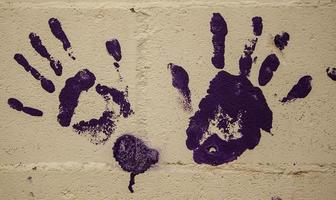 mano marcada en una pared de cemento foto