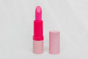 maquillaje, lápiz labial en color rosa sobre fondo blanco en río de janeiro.