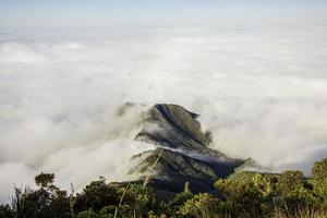 Vista de la delgada pista de montaña en Brasil foto