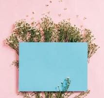 The blue paper is placed on a pink background with flowers around hoa photo