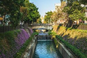 paisaje de vía fluvial verde en la ciudad de taichung, taiwán foto