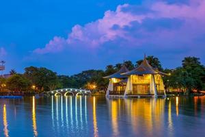 escena nocturna de taichung en el parque zhongshan, taiwán foto