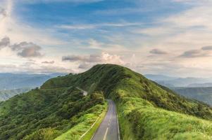 paisaje en la carretera número 102 en nuevo taipei, taiwán foto