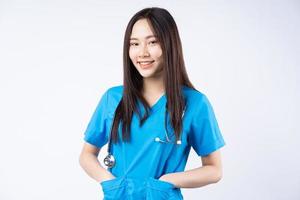Retrato de una enfermera asiática sobre un fondo blanco. foto