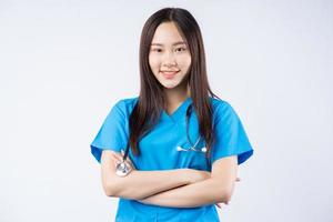 Retrato de una enfermera asiática sobre un fondo blanco.